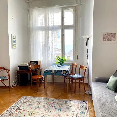 Apartment Sunny Near The Castle